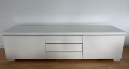 Weisses Sideboard mit viel Stauraum