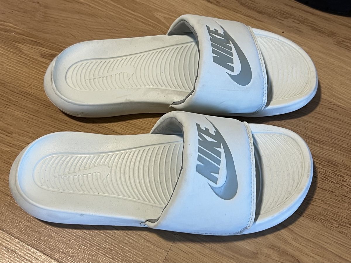 Nike Scarpe da uomo: White Nike Slides – Usato da Zürich venduto da lic_xdz5
