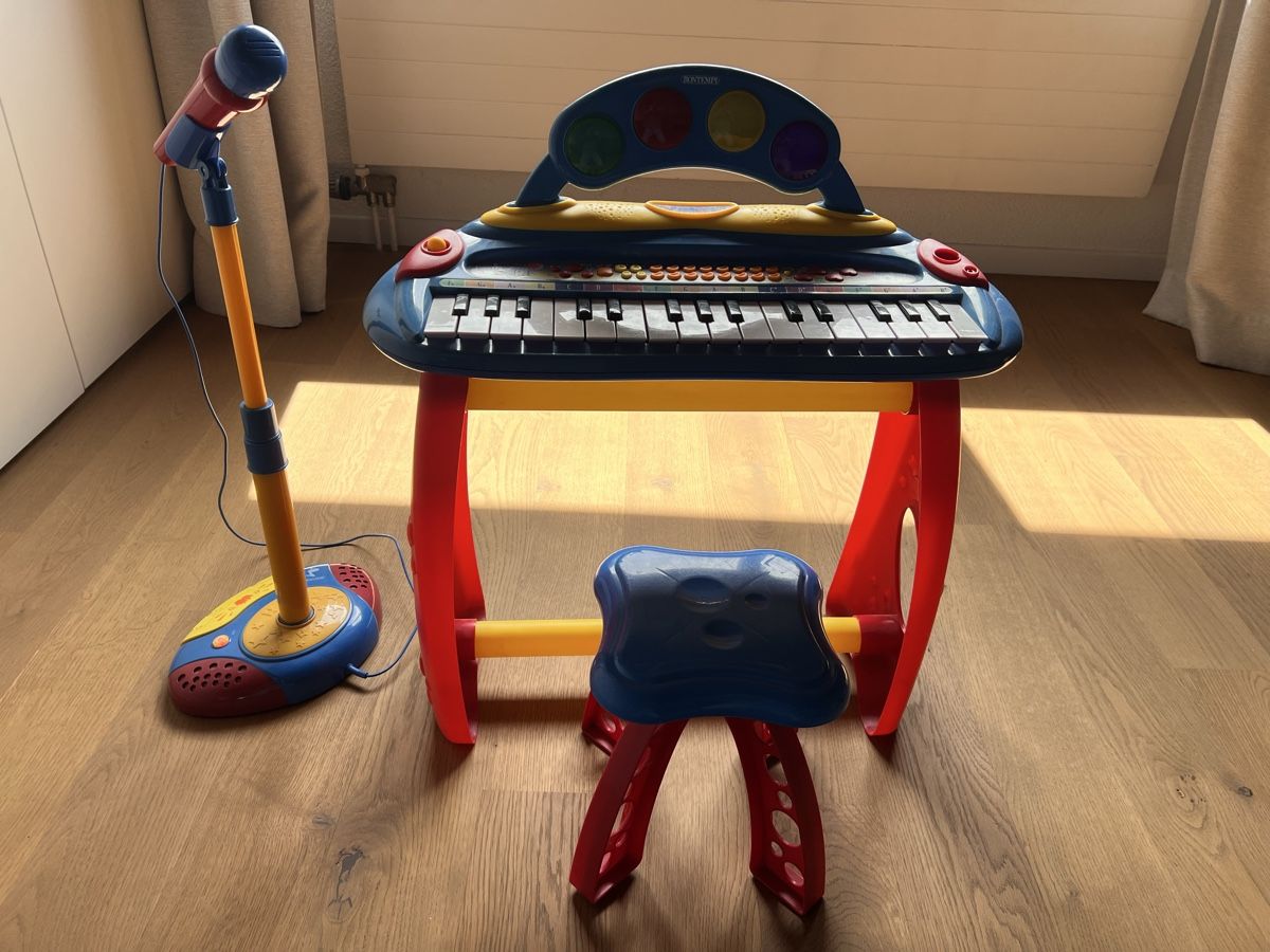 Giocattoli: Keyboard mit Mikrofon und Hocker – Usato da Zufikon venduto da otava01