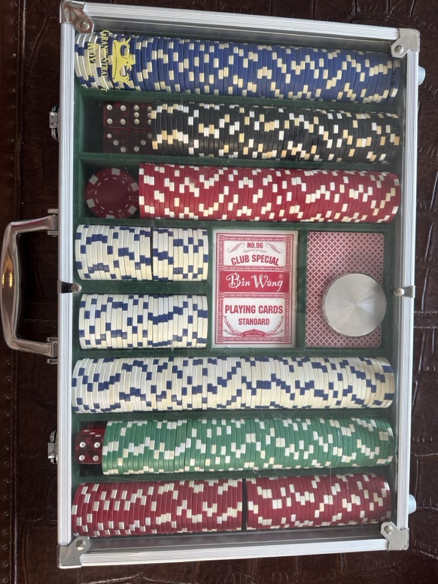 Spiele: Set de jetons de poker mallette jeu complet – Gebraucht aus Movelier von yje_y7qj