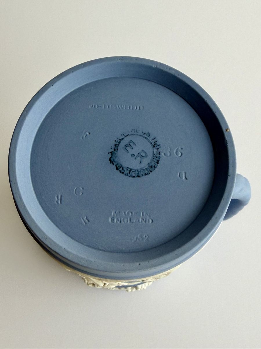 Karaffen: Pichet Wedgwood Jasperware bleu modèle antique – Gebraucht aus Genève von mar_nd6c 4