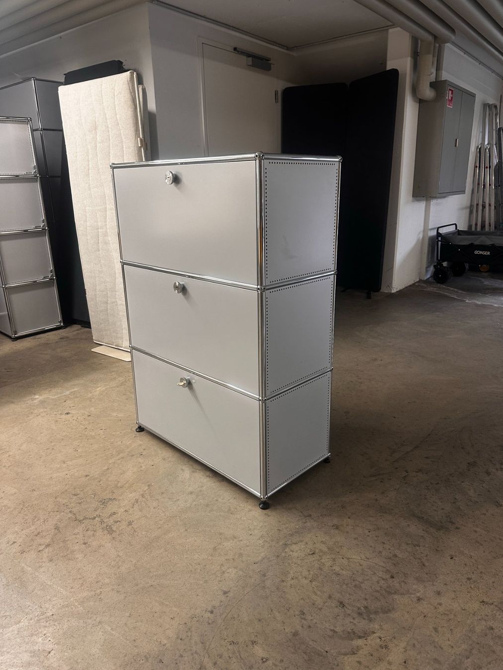 USM Scaffali: USM Haller Hochschrank – Usato da Sursee venduto da Buerobedarf 2