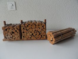 Dekorativer Holzstapel und Rundholz handgefertigt