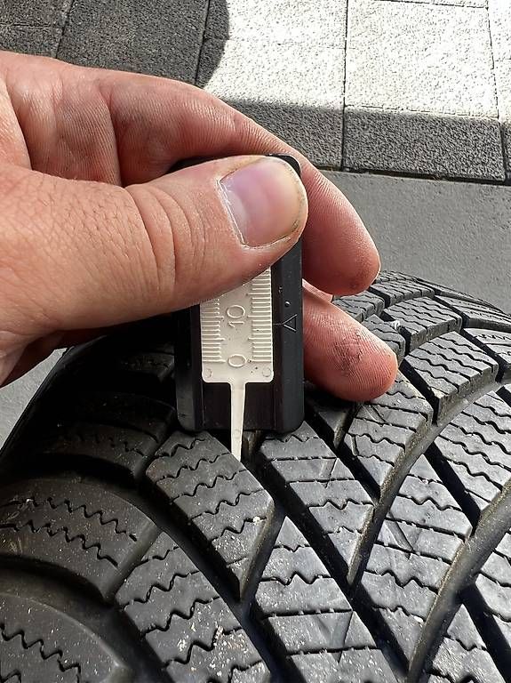 Pneumatici & Ruote complete: 205/60 R16 Winterreifen – Usato da Sursee venduto da gas_8n5t 4