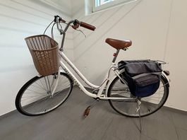 Citybike mit Korb und Tasche