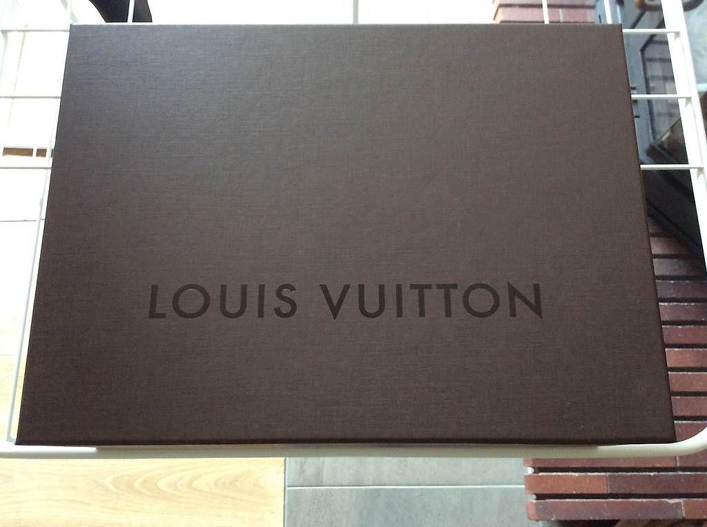 Louis Vuitton Sciarpe: Écharpe en laine V Louis Vuitton – Nuovo e nell'imballaggio originale da Bouveret venduto da seb_rjx8 4