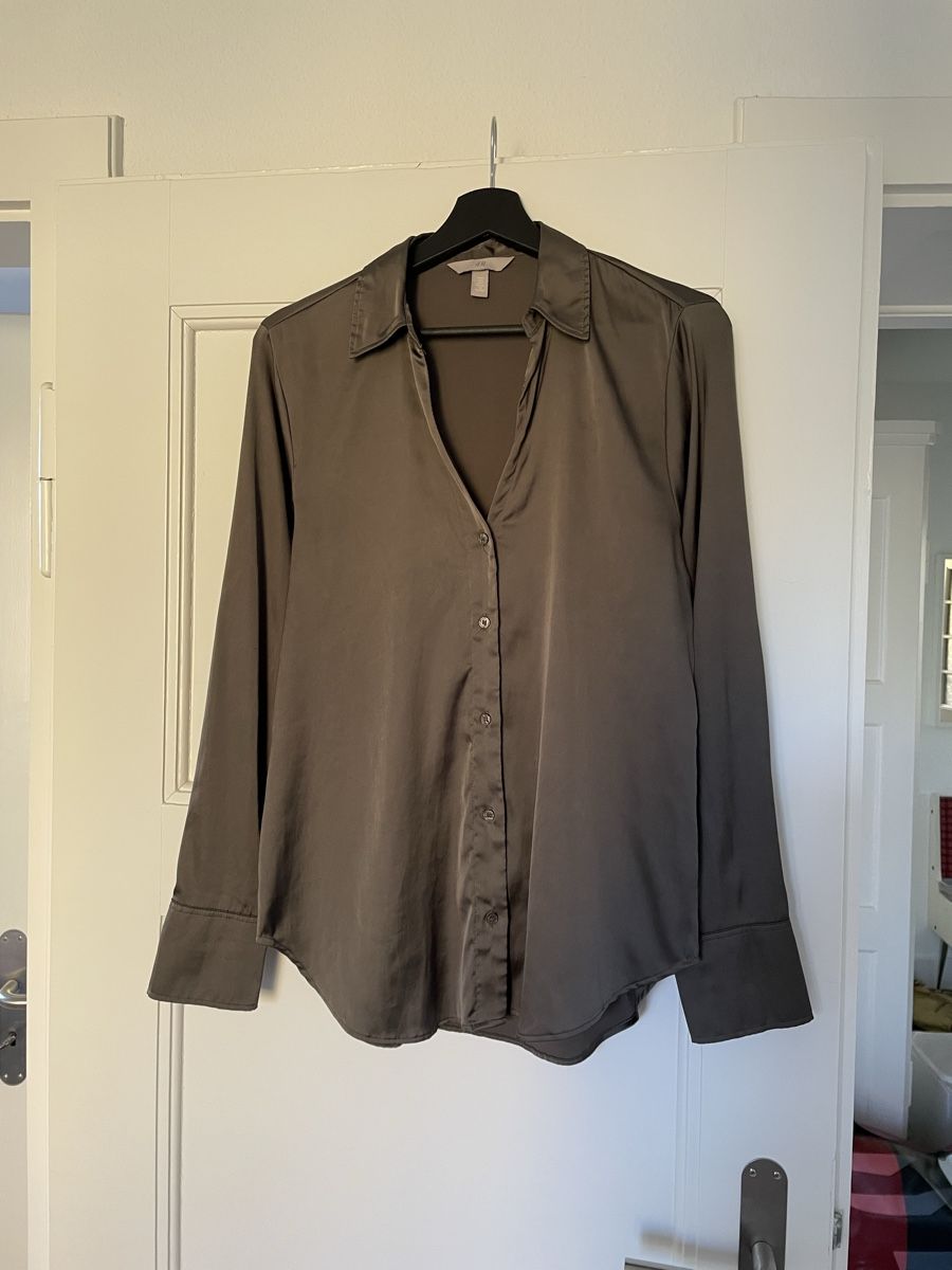 H&M Blusen: H&M Bluse glänzend – Gebraucht aus Zürich von Ali-Olmi