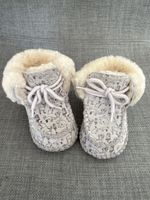 Babyschuhe mit Lammfell von UGG Grösse EU 16 guter Zustand