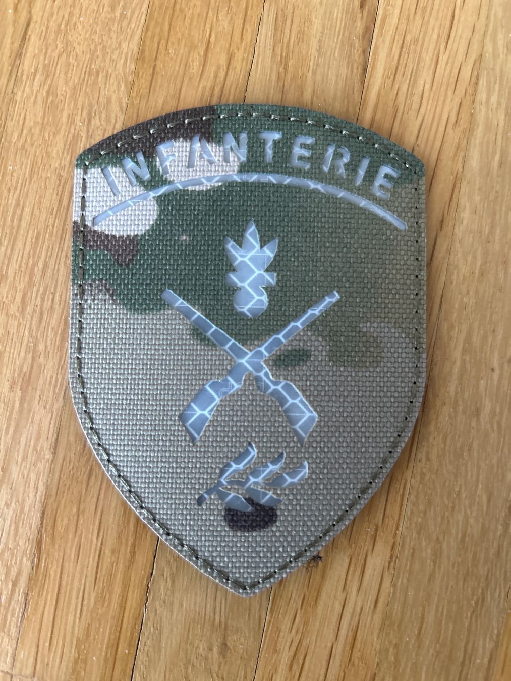 Schweizer Armee Toppe: Patch Lasercut reflektierend Schweizer Armee Camo – Usato da Hausen am Albis venduto da MACV62
