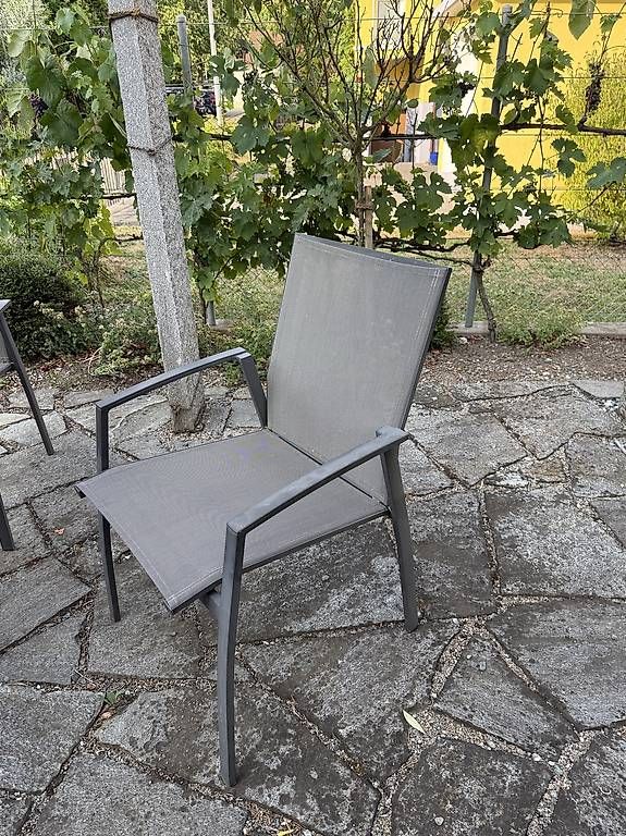 Set di tavolo e panche: Gartentisch mit 3 passende Stühlen – Usato da Lyss venduto da apennisi 2