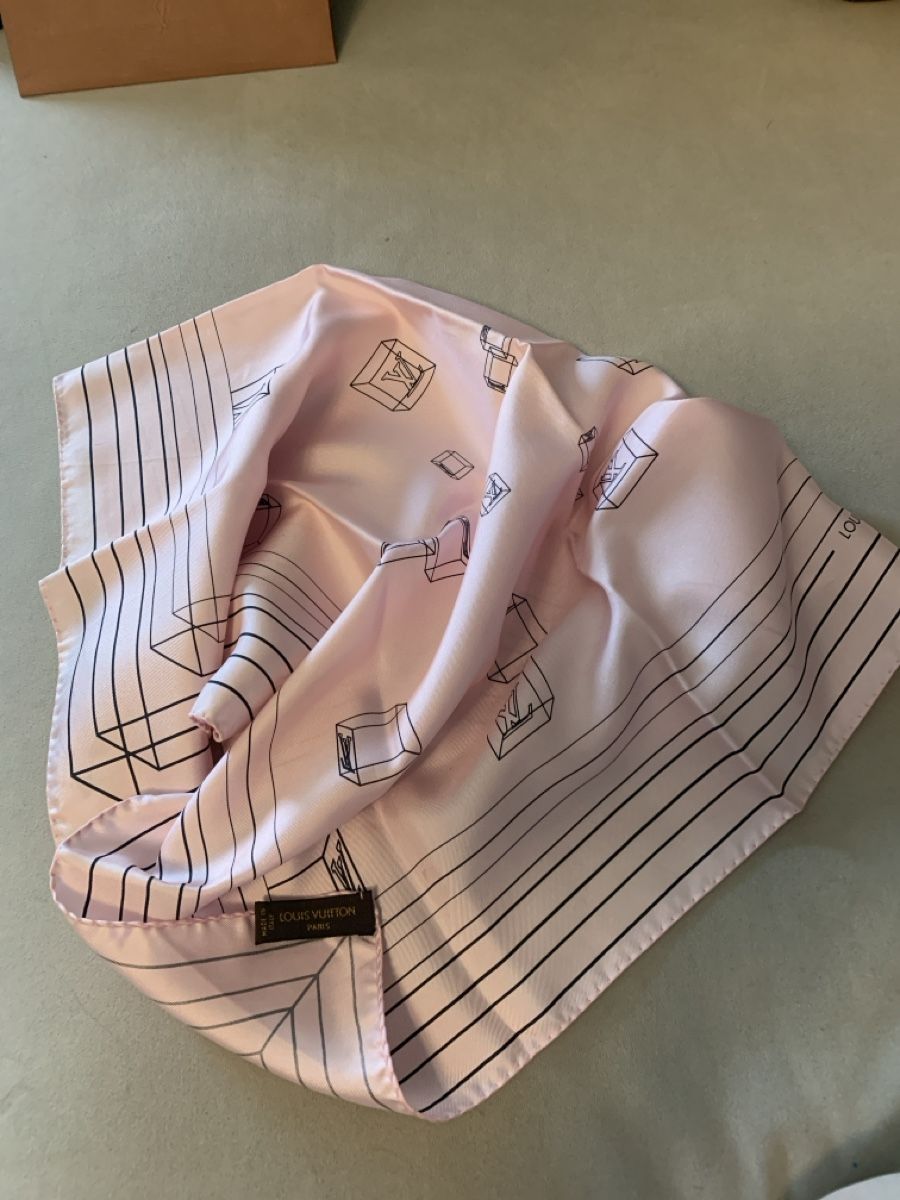 Louis Vuitton Foulard & Sciarpe: Louis vuiton Foulard – Nuovo (secondo la descrizione) da Bergdietikon venduto da zor_856j 3