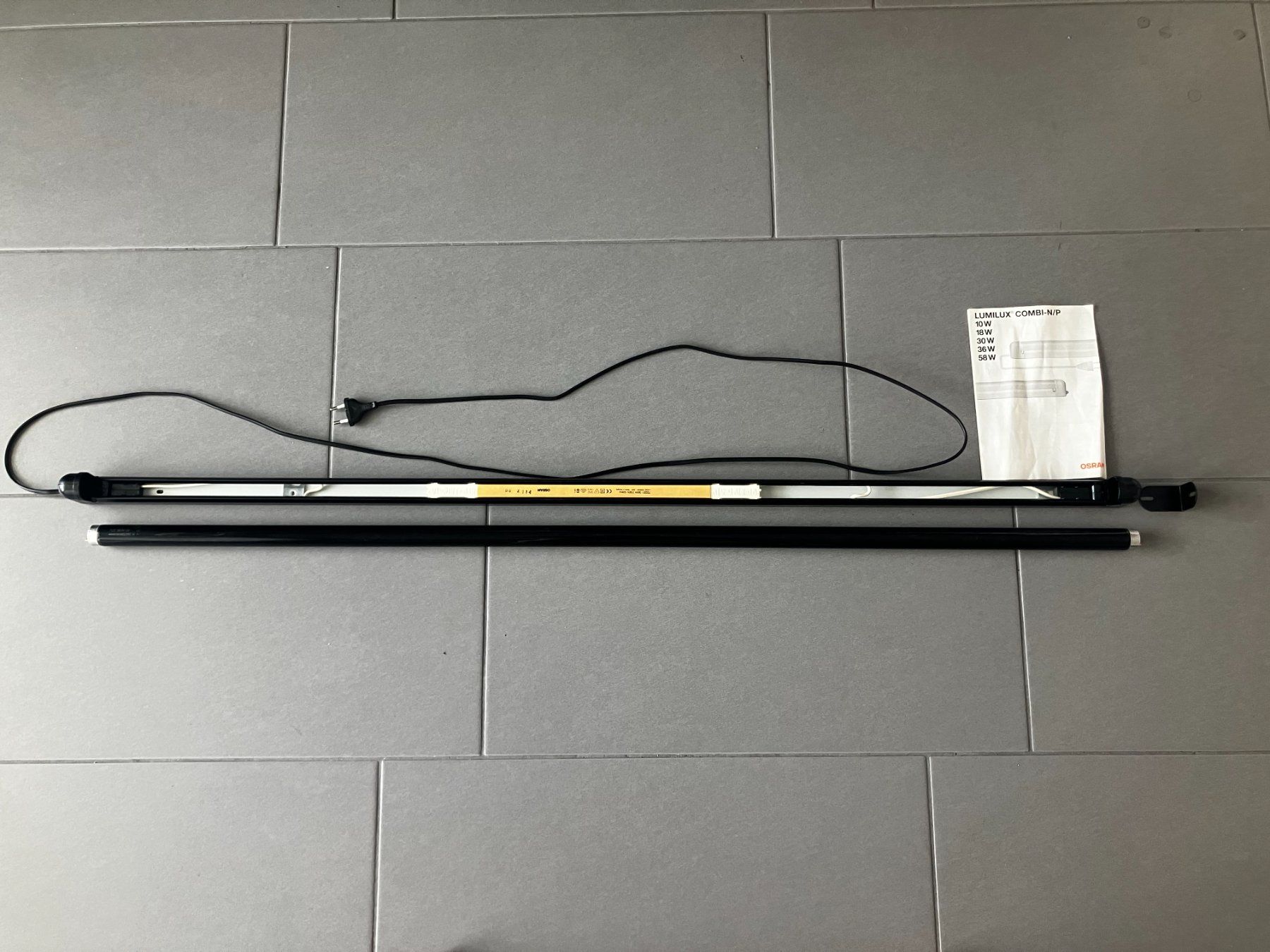 Osram Kronleuchter & Deckenlampen: Neonlicht-Röhre inkl.Sockelleiste mit Schalter – Gebraucht aus Nottwil von fra_7yln