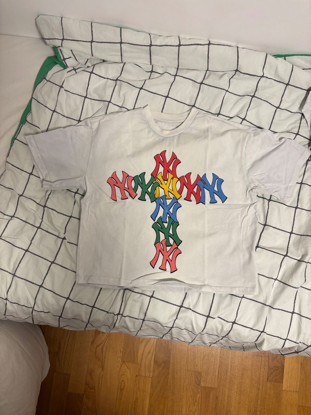 T-shirt: T shirt "arnuki " – Nuovo (secondo la descrizione) da Neuchâtel venduto da eli_kz9z