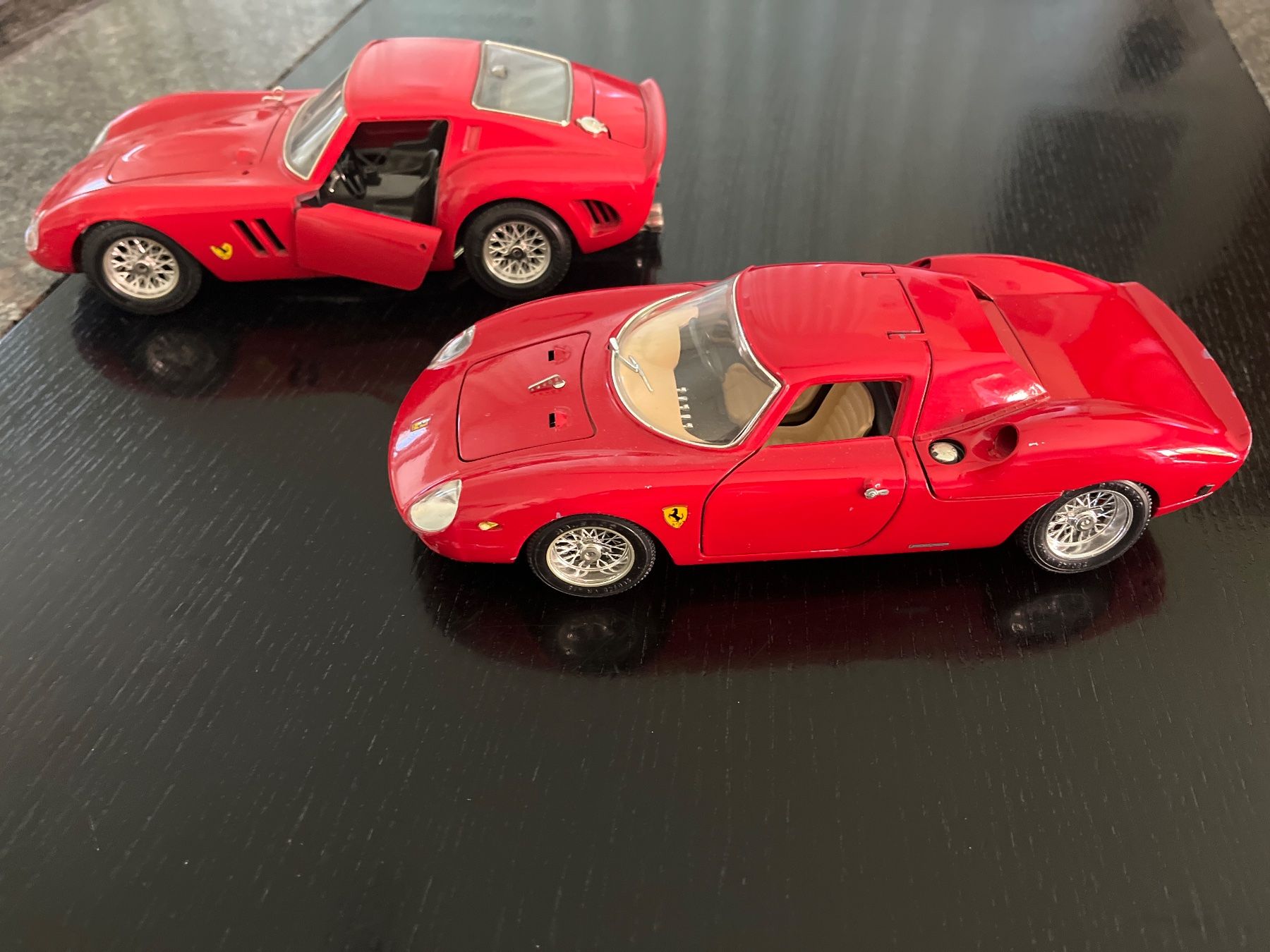 Ferrari Modellautos: 2x Ferrari Spielzeugauto rot – Gebraucht aus Spiegel b. Bern von Burdicrew 1