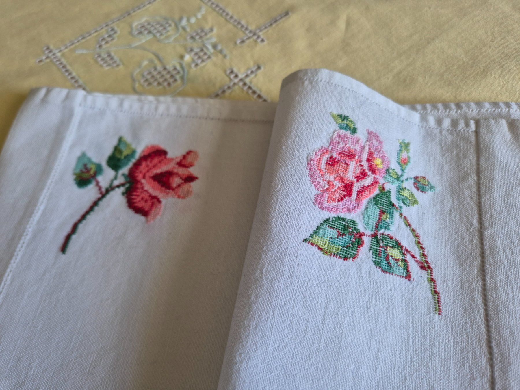 Altra biancheria da tavola: 7 Handgestickte Tischset mit Rosenmuster – Usato da Bern venduto da aronari 4