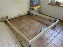Bettgestell mit Lattenrost, Matratze und Nachttisch