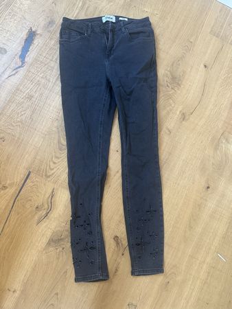 Jeans mit Detail am Hosenbein