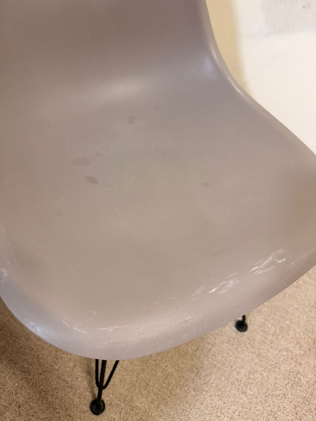Stühle: Design Schalenstuhl grau ähnlich wie Vitra Eames – Gebraucht aus Rickenbach ZH von Der-Insider 6