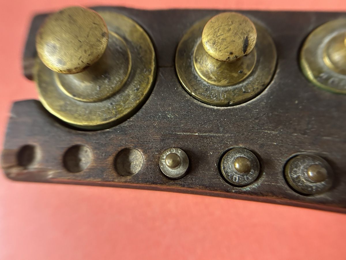 Balances et poids: Gewichtssatz Messing Holzbox gebraucht, 9  Stück. – D'occasion à Lanzenhäusern par vic63 3