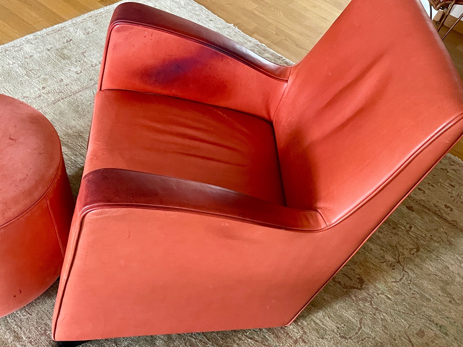 Poltrone: Vintage Ledersessel mit Hocker, Farbe Koralle – Usato da Volketswil venduto da rubin74 2