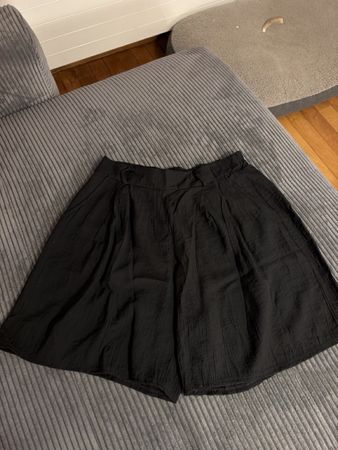 Schöne schwarze Shorts in Größe L