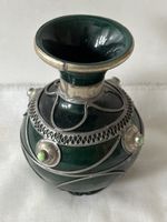 Grüne Keramikvase mit Silberdekor und grünen Steinen. 