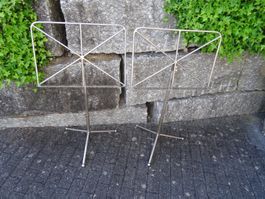 2 stabile Bücher- oder Notenständer aus Metall