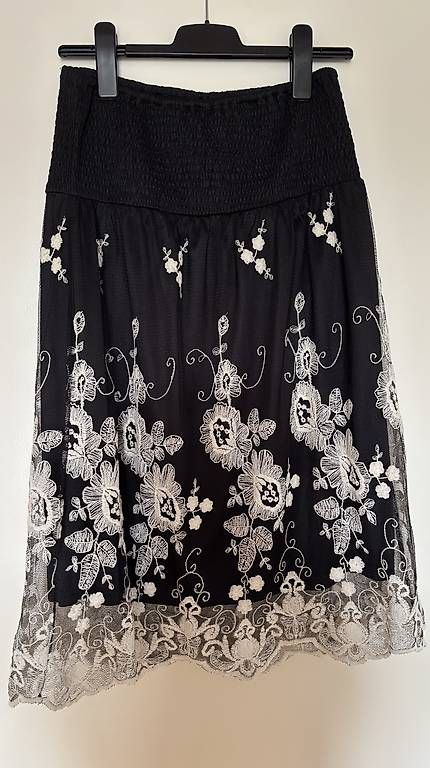 Vestiti: Schwarzes Tüll-Kleid mit Blumenstickmuster M – Usato da Baden venduto da Chrisenft 1