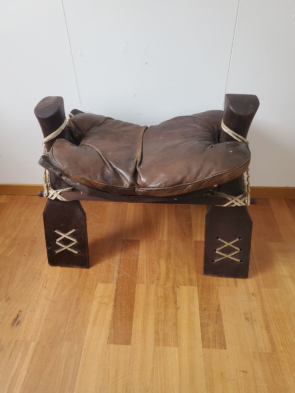 Sgabelli: Schöner Kamelhöcker, sehr bequem, Leder & Holz – Usato da Einsiedeln venduto da high5