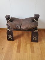 Schöner Kamelhöcker, sehr bequem, Leder & Holz