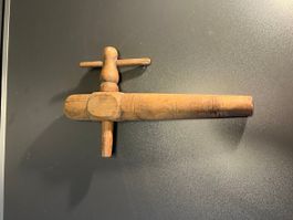 Ancien robinet de tonneau en bois