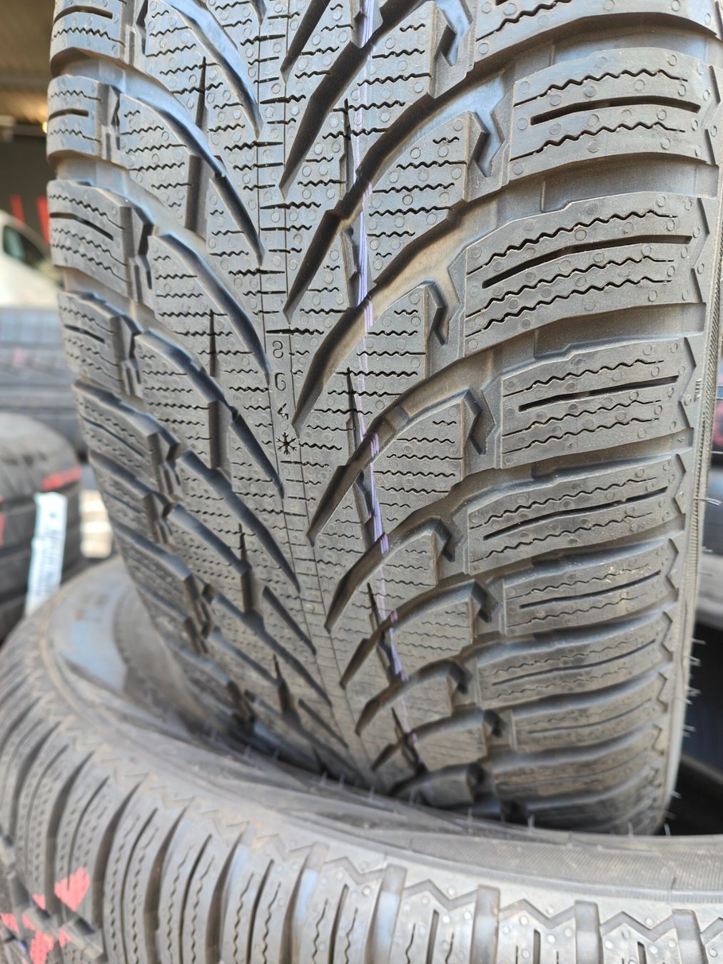 Nokian Pneumatici & Ruote complete: Winterreifen 235/55 R20 – Usato da Oberengstringen venduto da Reifen-Lagerverkauf 4