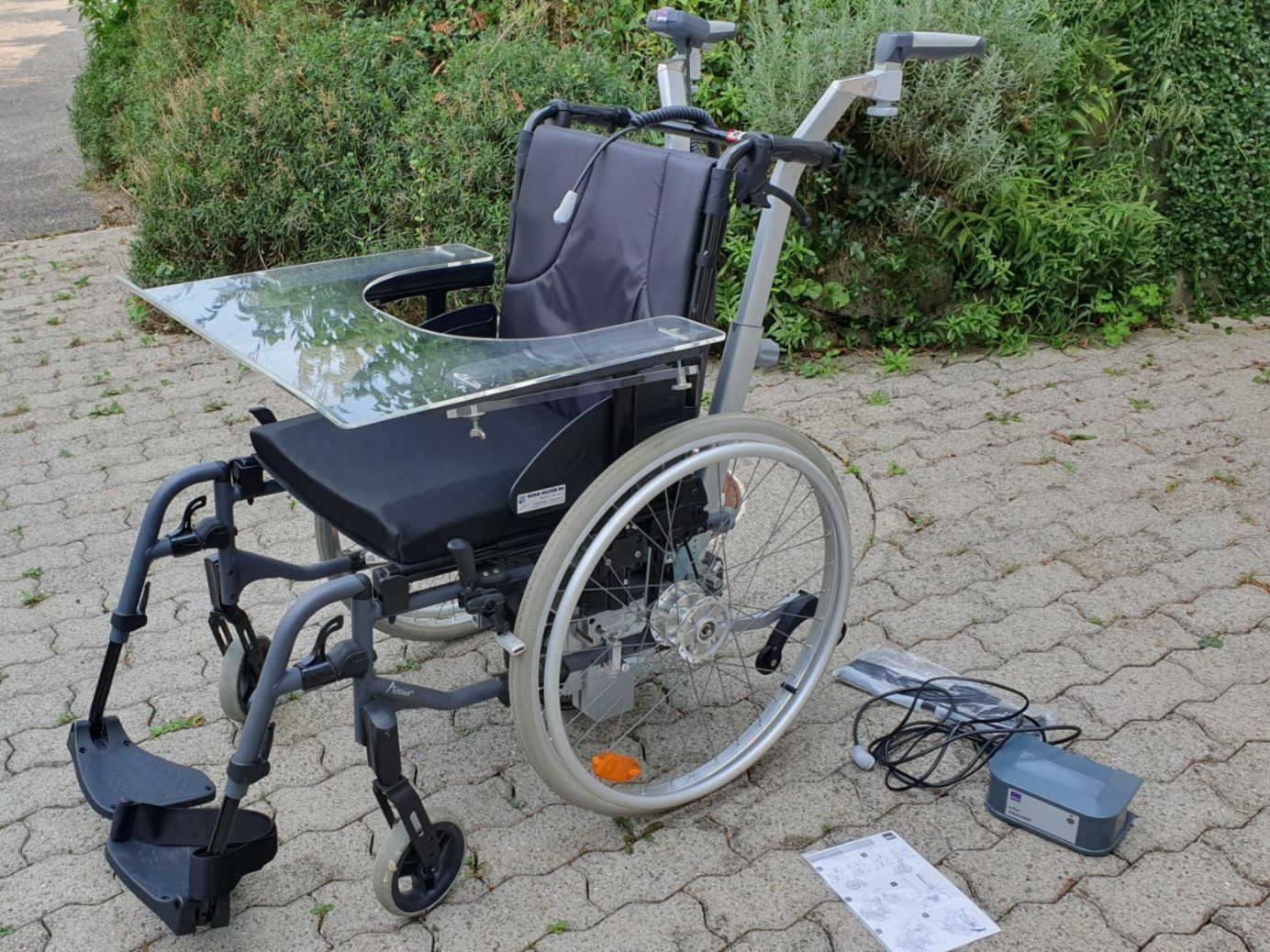 Sedie a rotelle: Rollstuhl mit batteriebetriebener Schiebehilfe – Usato da Bergdietikon venduto da calimera83