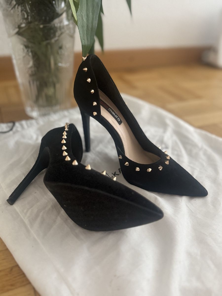 Chaussures femmes: Pumps schwarz mit Nieten Grösse 36 – D'occasion à Oberglatt ZH par Rono96 1