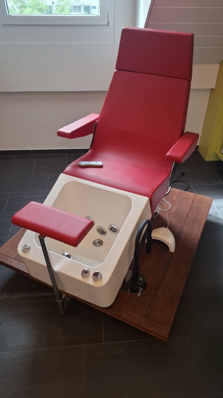 Fauteuils de soin: Pedicurestuhl mit Whirlpoolfunktion  – D'occasion à Gossau SG par zor_k6yd 2