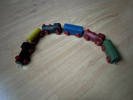 Holzspiel 10: kleine farbige Holzeisenbahn mit je 3 Loks+W.