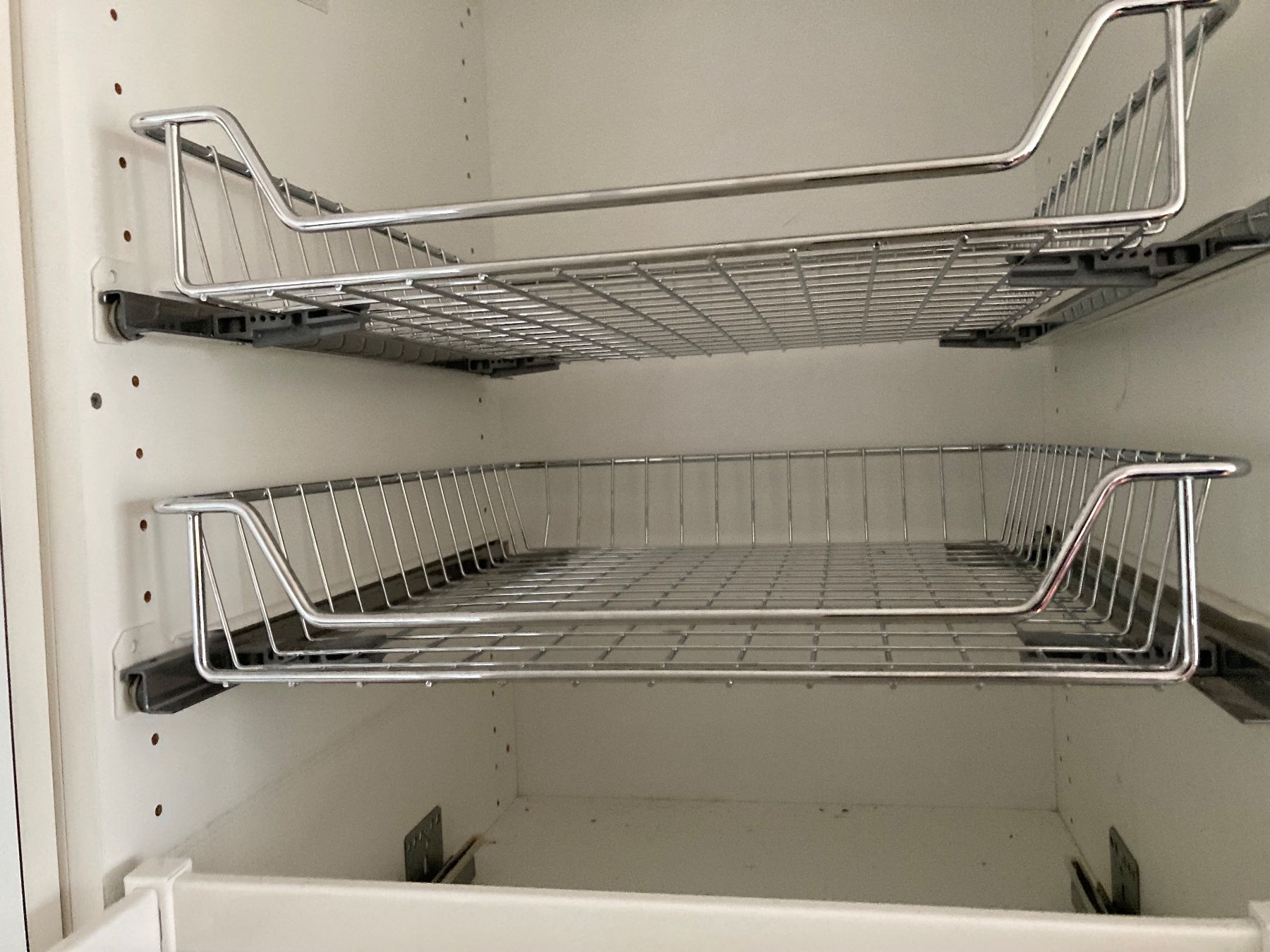 Komplettküchen: 6 Stück Teleskopschubladen Schrank-Organizer – Gebraucht aus Zug von samba5