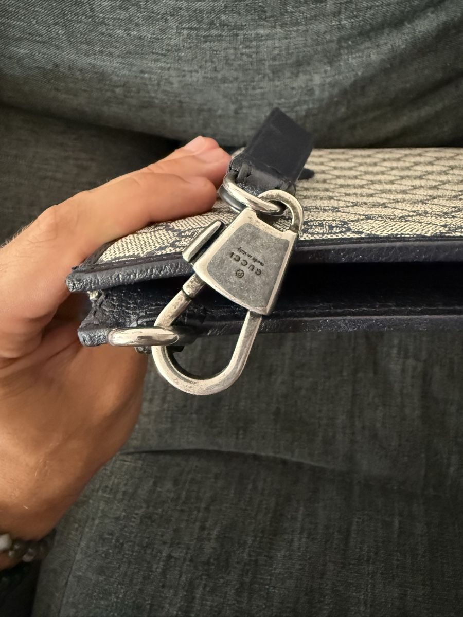 Gucci Sacs: Gucci G Pouch Flat Monogram – Neuf (Voir description) à Genève par SG_73 2