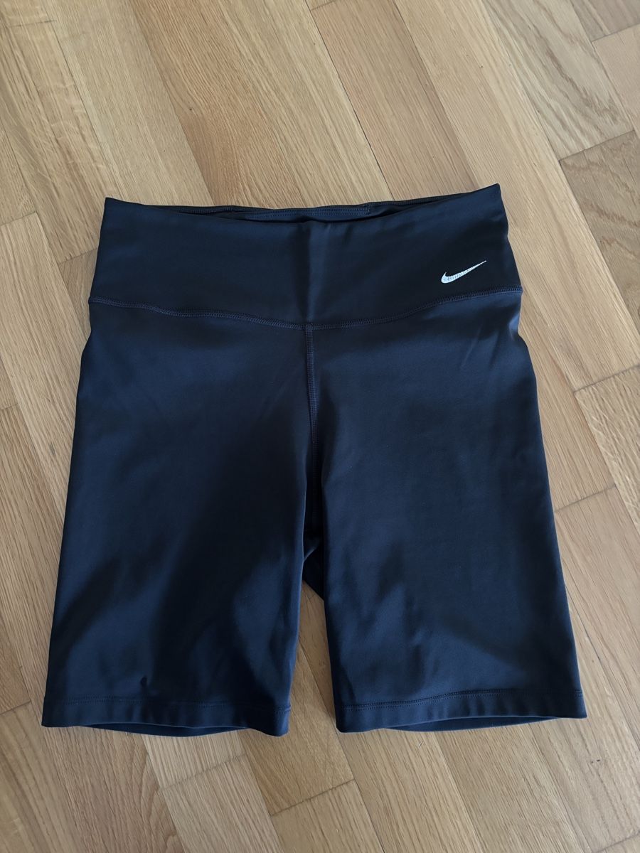 Nike Leggings: Short running Nike – Gebraucht aus Bulle von ali_7fns