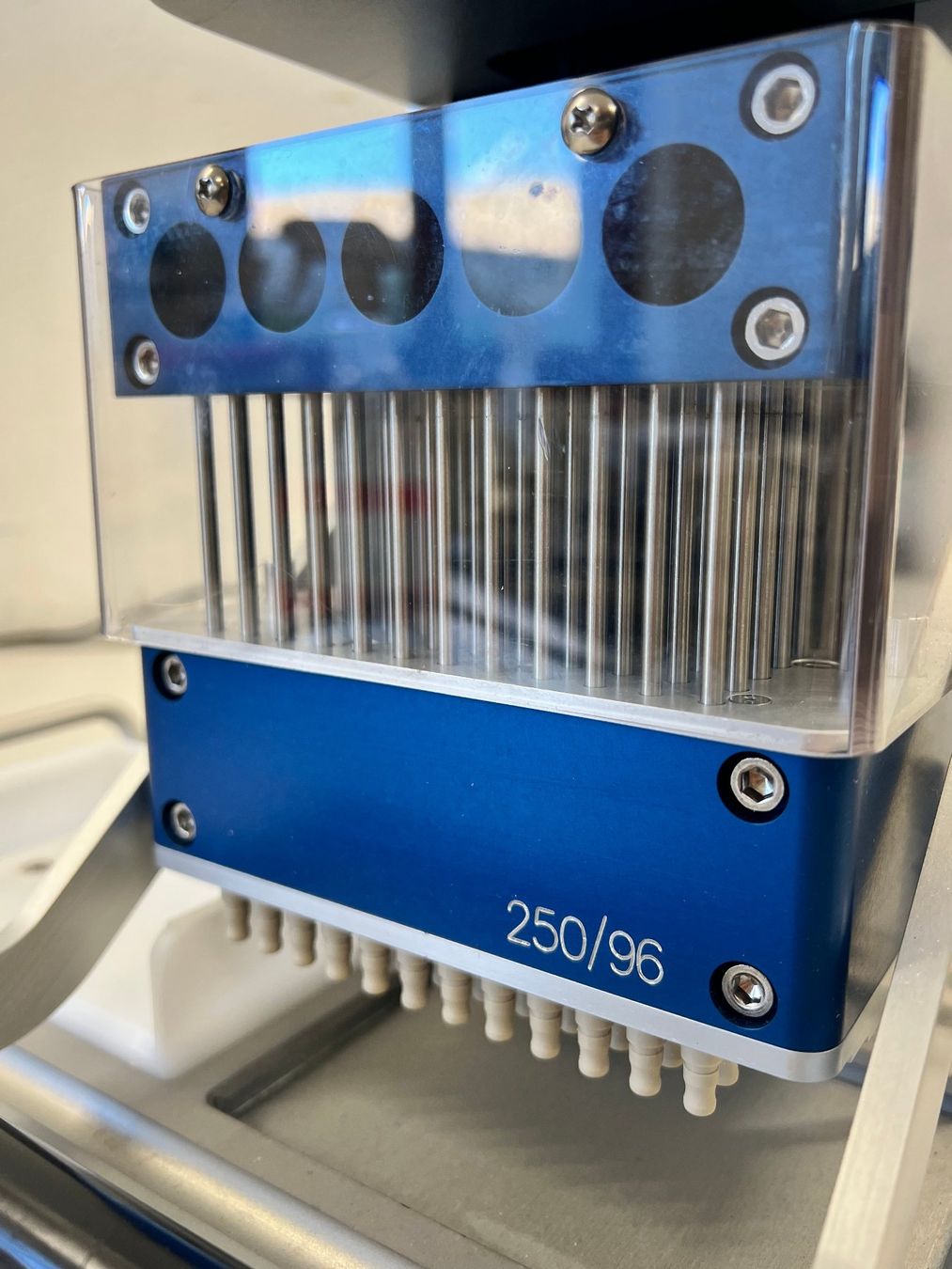 Accessori da laboratorio: Sorenson Bioscience BenchTop Microplate Pipetting System – Usato da Niederdorf venduto da LeptonAG_Labor 2
