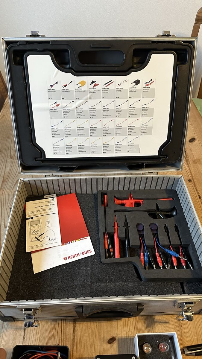 Fluke Misurare: Elektro Messkoffer mit div. Messgeräten & Prüfkabel – Usato da Hinwil venduto da dav_swv6 4