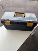 Werkzeugkoffer mit Schrauben und Beschläge