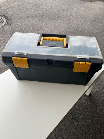 Werkzeugkoffer mit Schrauben und Beschläge