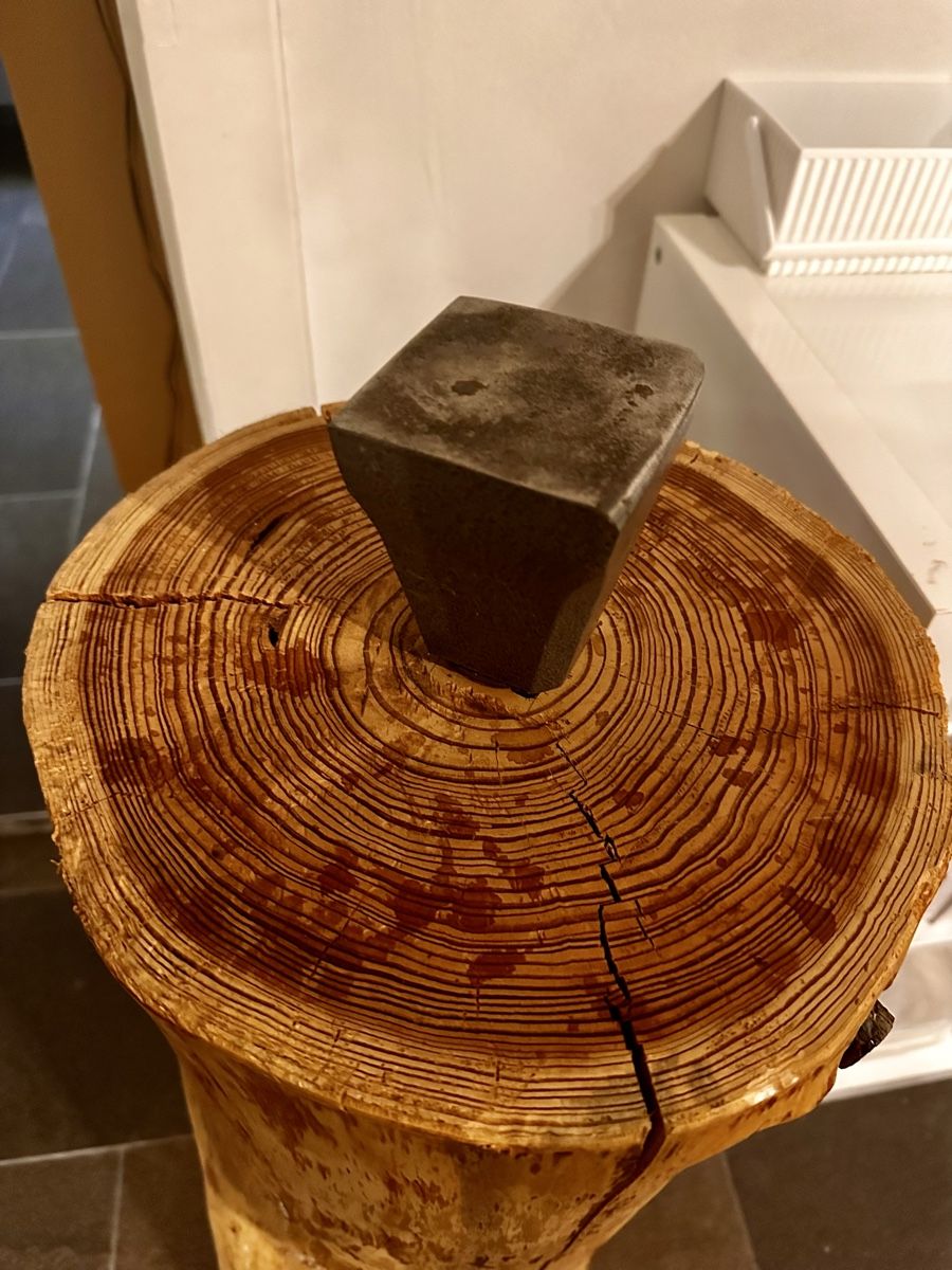 Outils anciens: Amboss mit Holzstamm – D'occasion à Watt par Suszwei 1