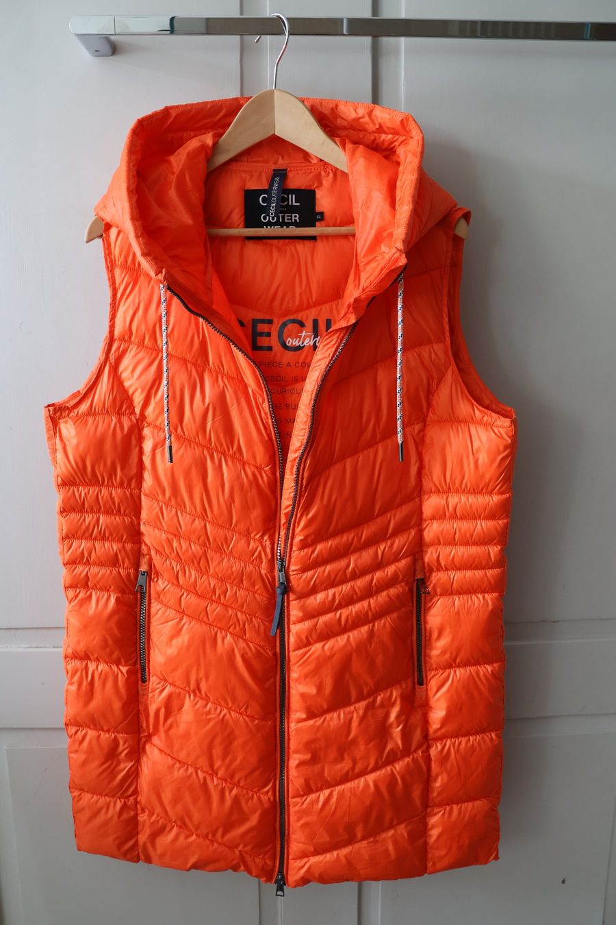 Cecil Gilet & Giacche senza maniche: Orangefarbene Steppweste mit Kapuze von Cecil – Usato da Winterthur venduto da jul_v9wx