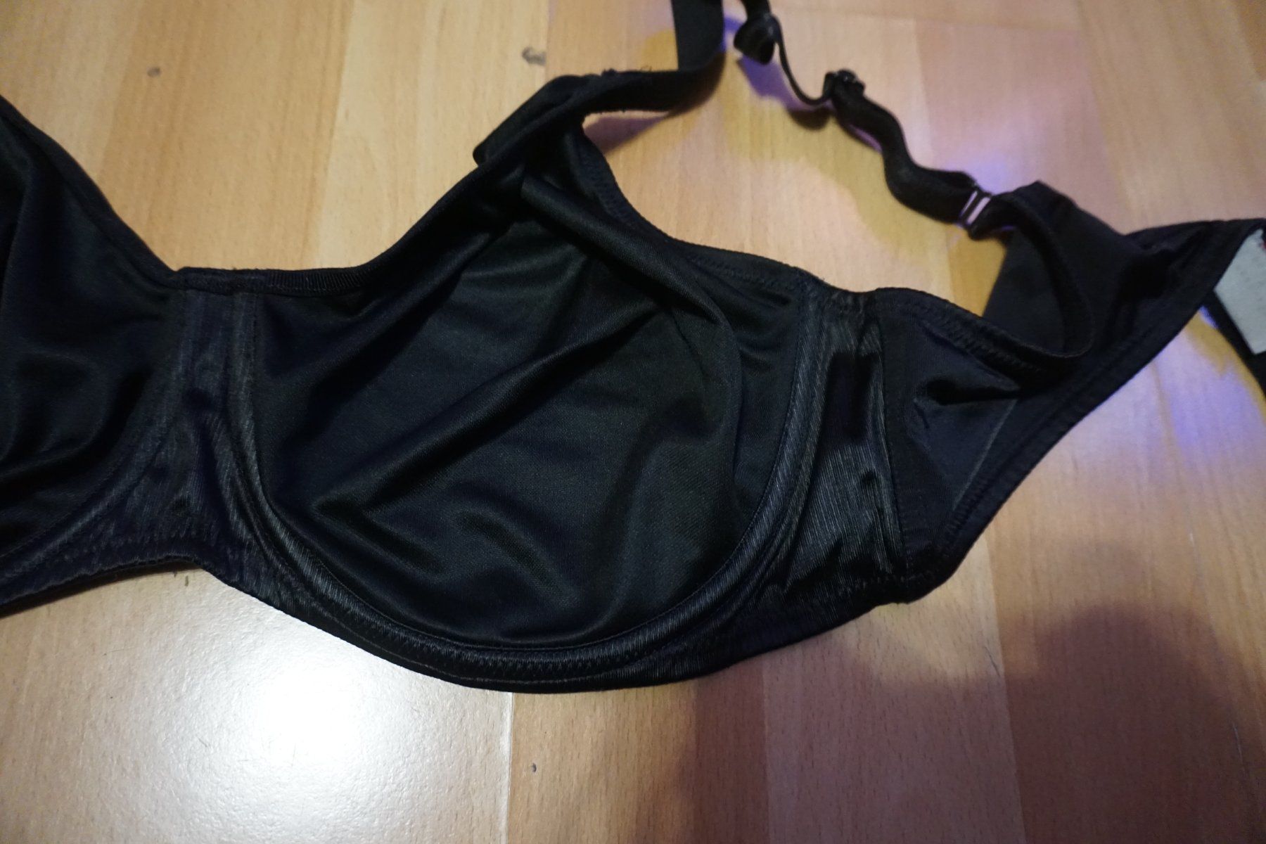 Triumph Autres dessous: Schwarzer Triumph BH, Grösse 90C – D'occasion à Zürich par einalemjena 1