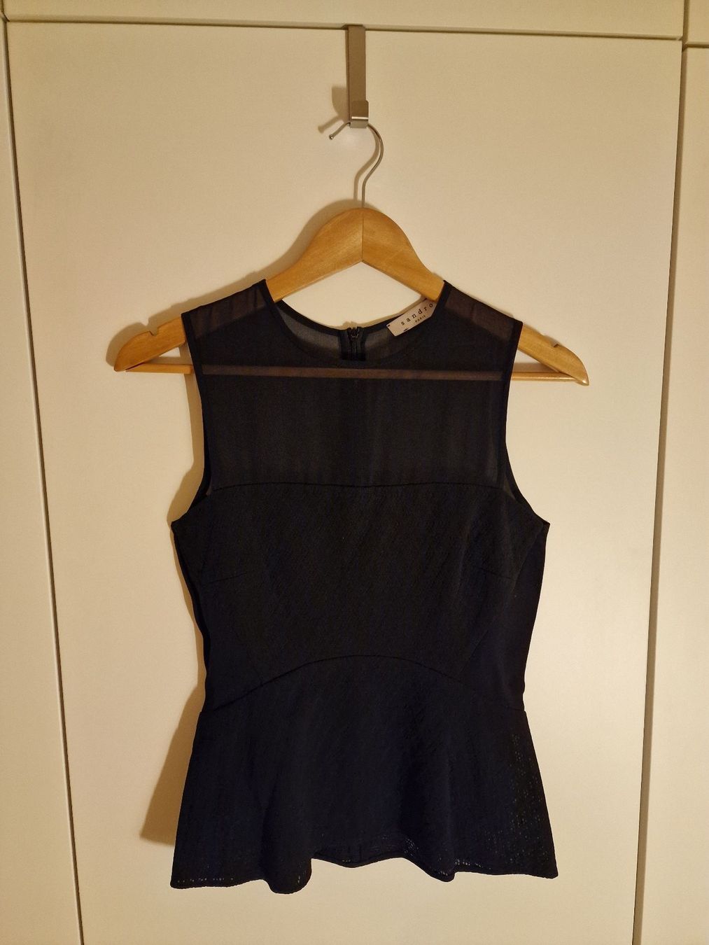 Top: Sandro Paris Top Schwarz mit Mesh & Schösschen – Usato da Zollikerberg venduto da Josan