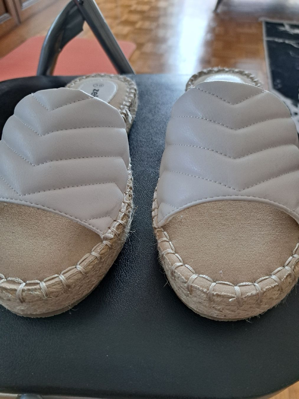 Zebra Damenschuhe: Schlappen weiss Gr.39 – Gebraucht aus Bellach von TORA4 4