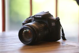 Canon EOS 2000D + Canon 55-200mm II USM + 3 Akkus
