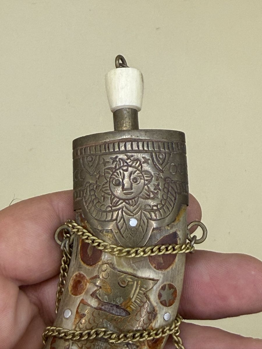 Flaconi: Ancienne flasque en corne gravée avec chaînette – Usato da Genève venduto da sho_67qj 8